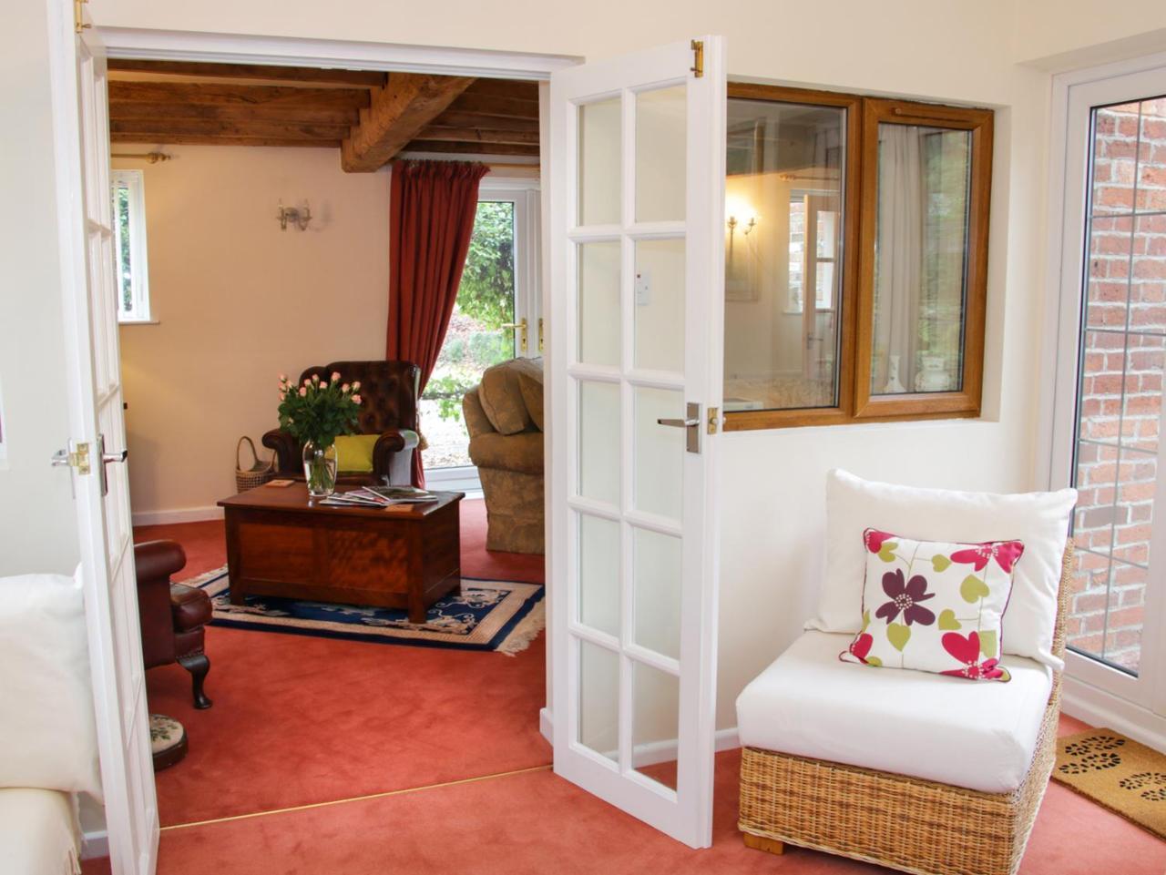 Cream Door Cottage Kidderminster Exterior photo