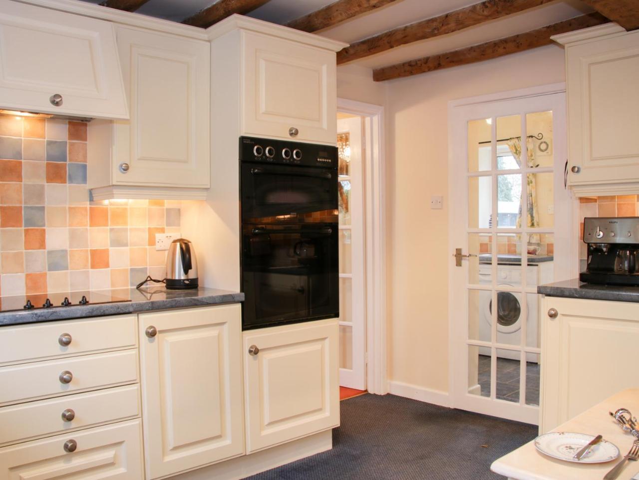 Cream Door Cottage Kidderminster Exterior photo