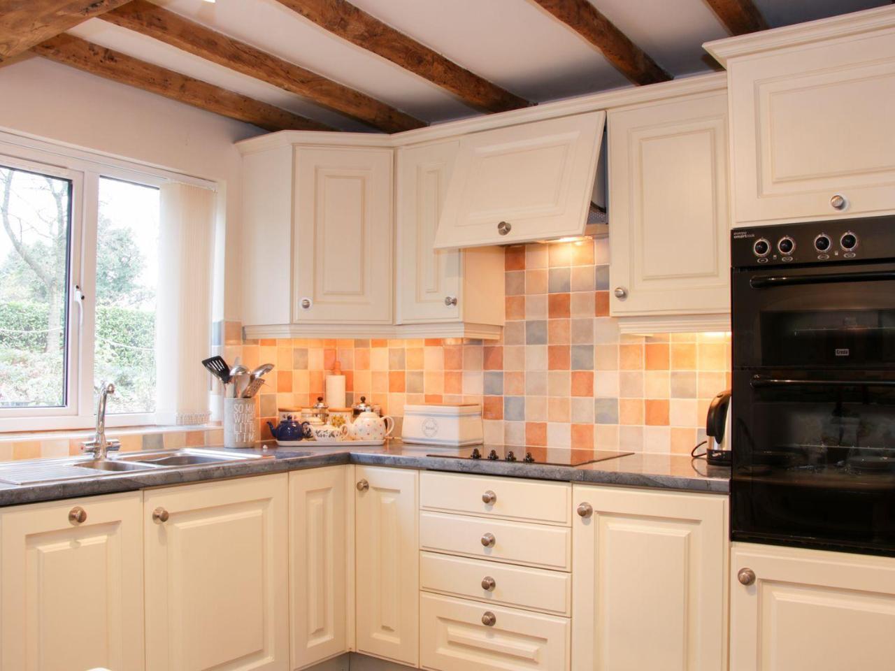 Cream Door Cottage Kidderminster Exterior photo