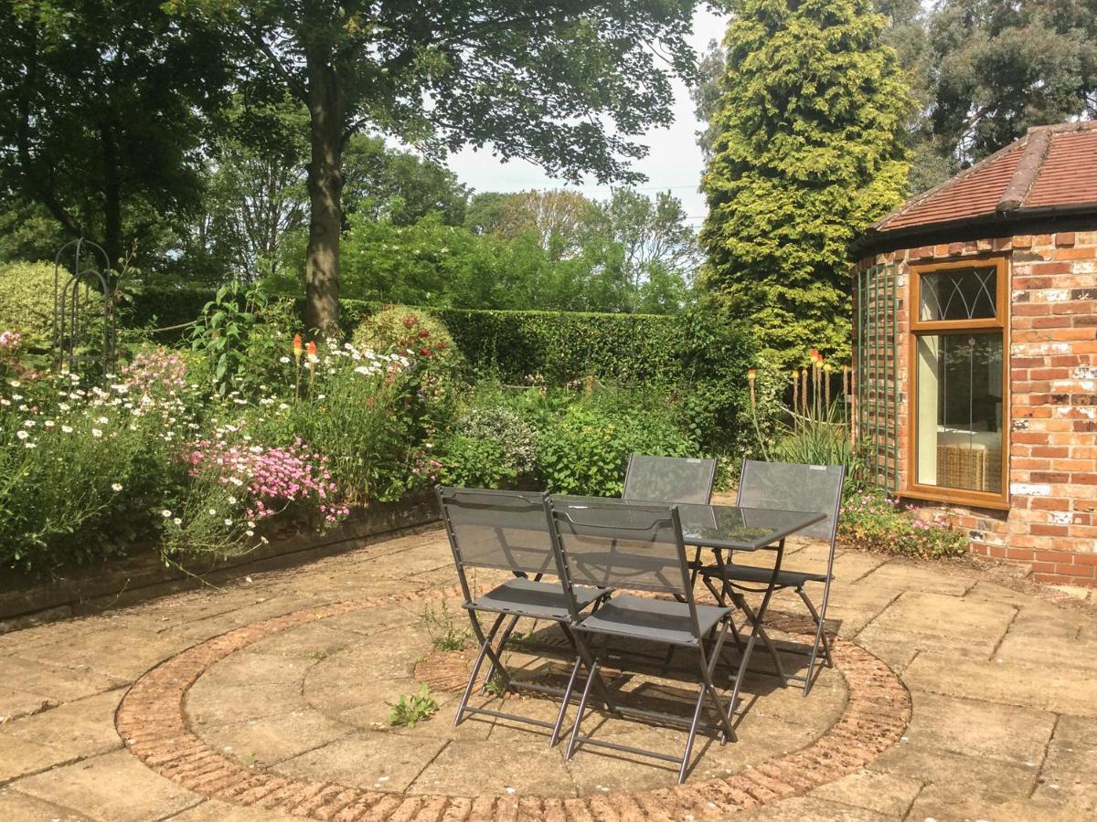 Cream Door Cottage Kidderminster Exterior photo